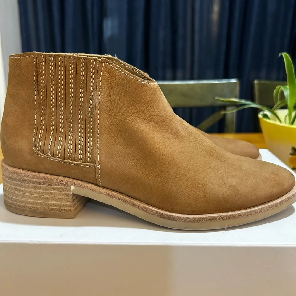 Dolce Vita Towne Bootie EUC Size 6 - Picture 1 of 6